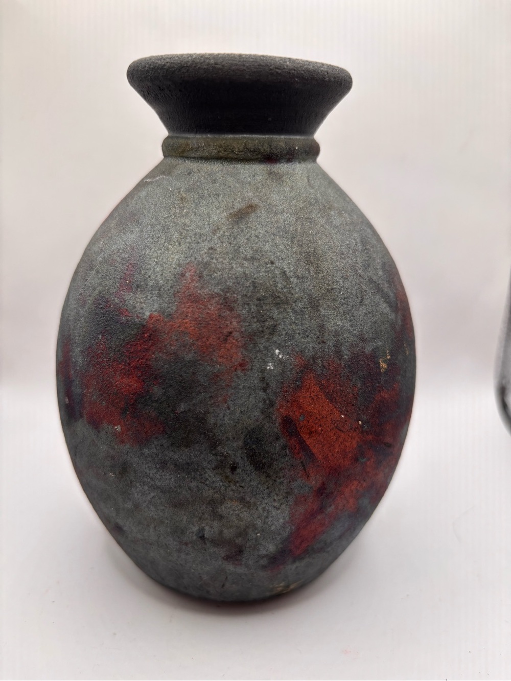 Raku Vase Rough Textured Surface and Dark Mottled Colors Signed by Graydon, 2000 - Picture 4 of 8